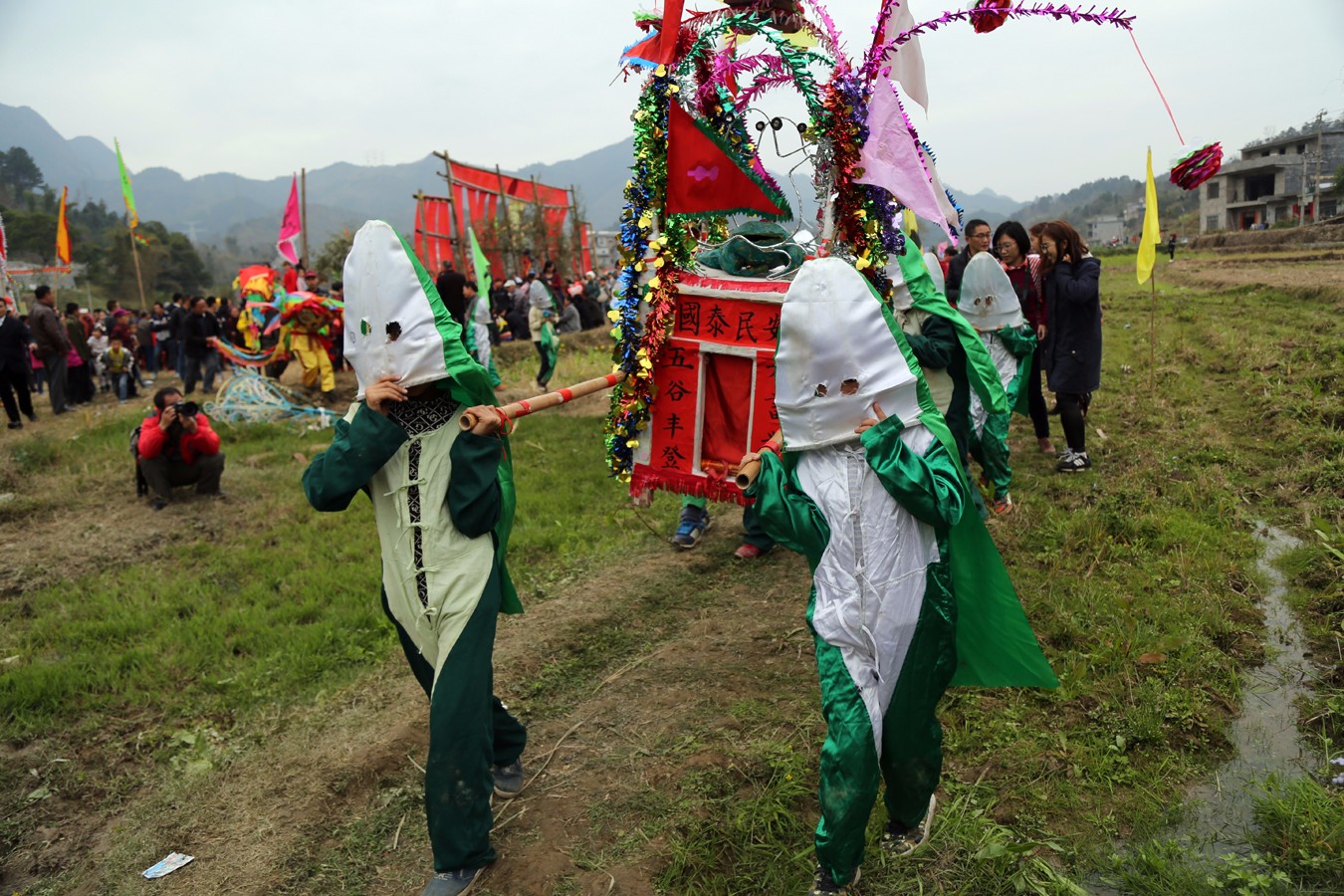 2月26日,广西南丹县吾隘镇那地村壮族群众举办一年一度的蚂拐节.