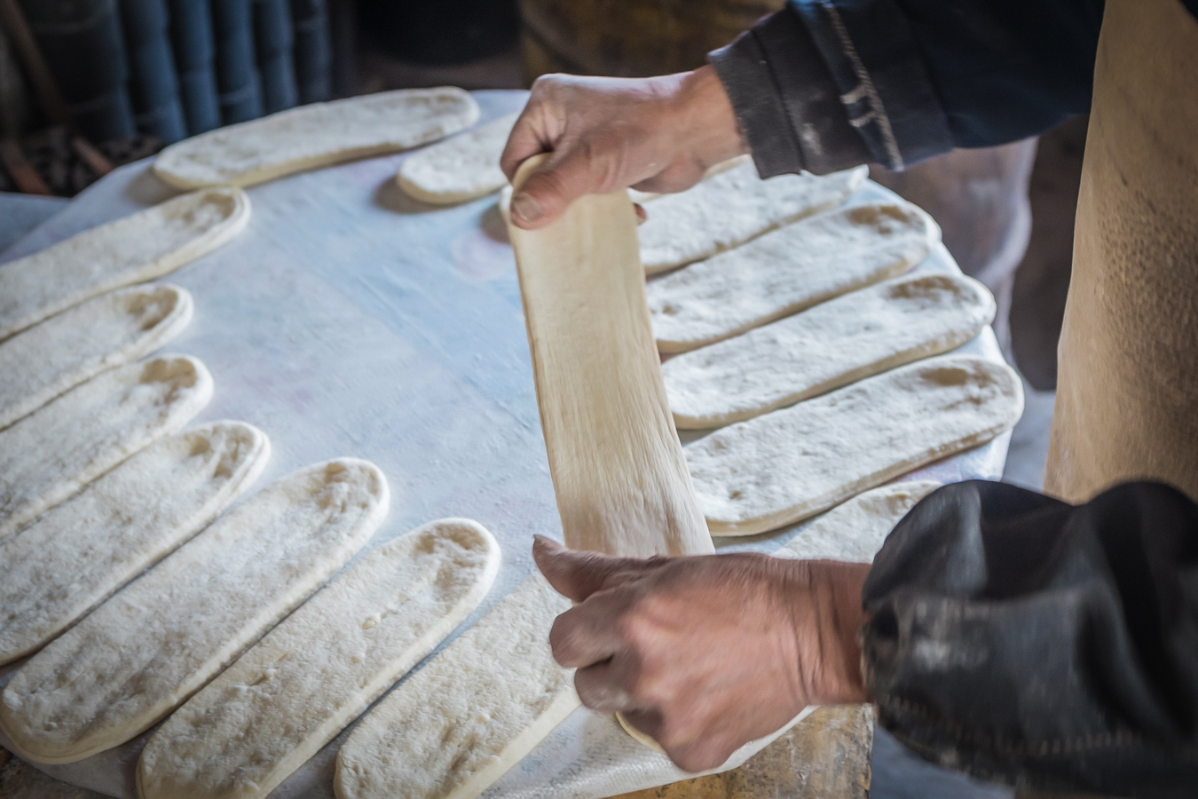 农村这个传承千年的小吃,城里卖的很多,用这种炉子做的快失传了