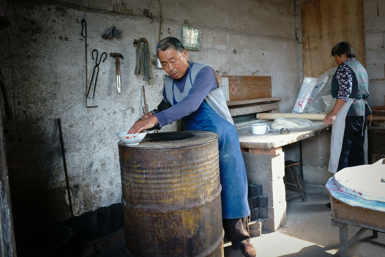 这种长条形的烧饼人们管它叫"缸贴",山东很多地方把这烧饼叫做"烤牌"