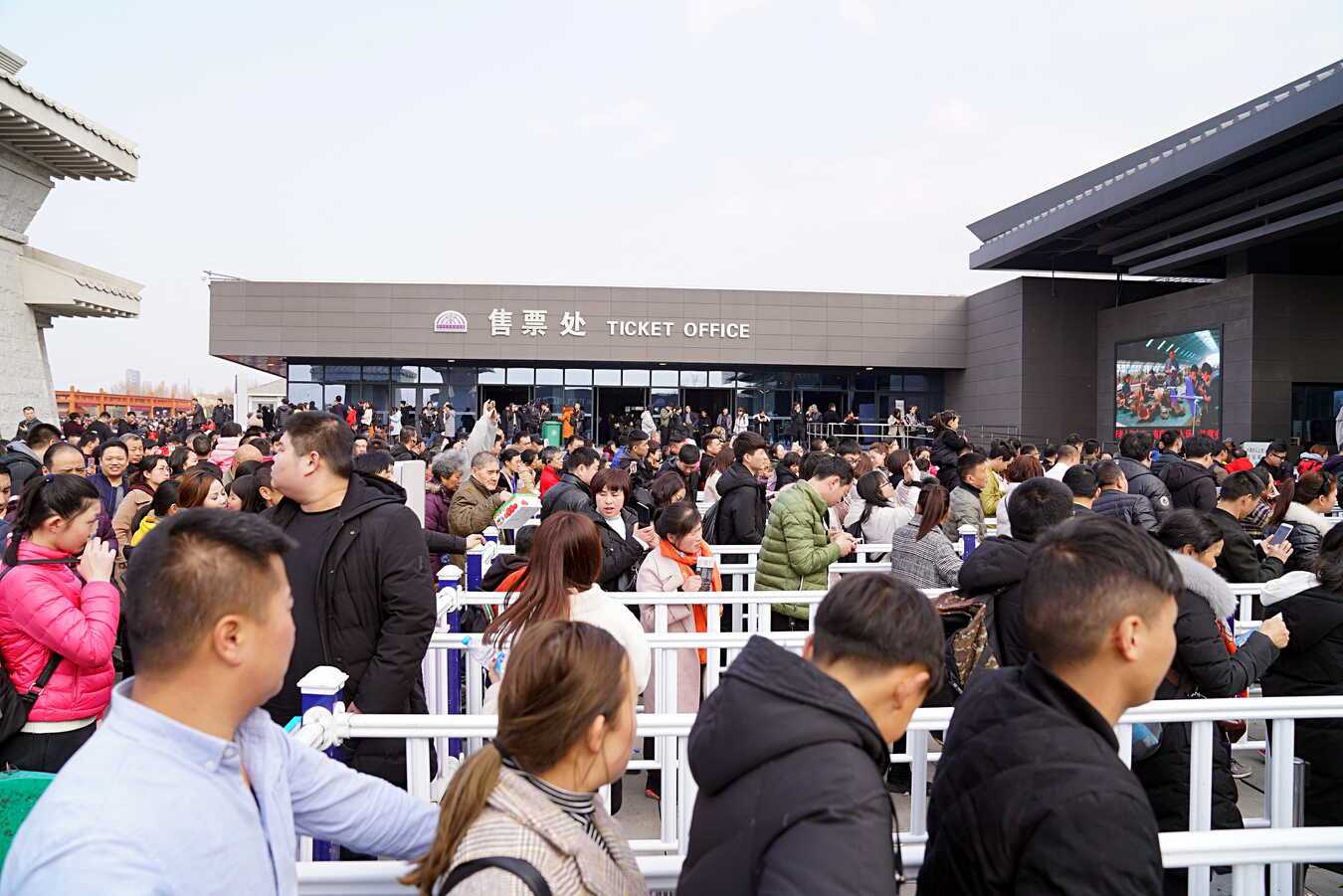 初四在兵马俑景区亲历火爆场面排队长龙叹为观止