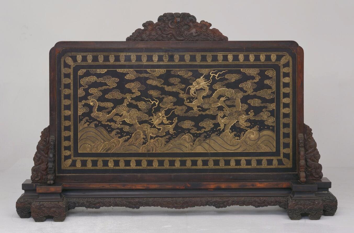 故宫珍藏清乾隆紫檀嵌玉云龙纹地屏