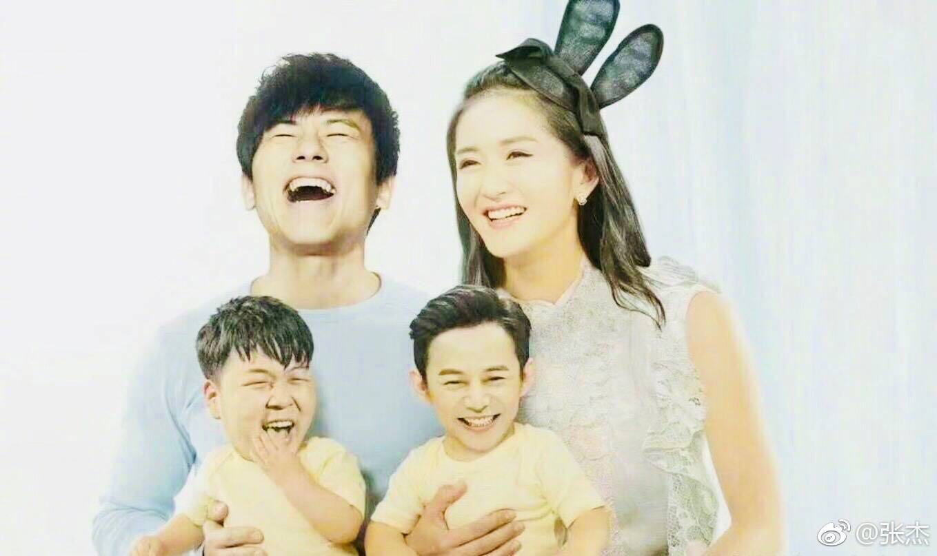 张杰朋友圈晒"全家福",网友:两个宝宝长得跟爸妈不像呀!