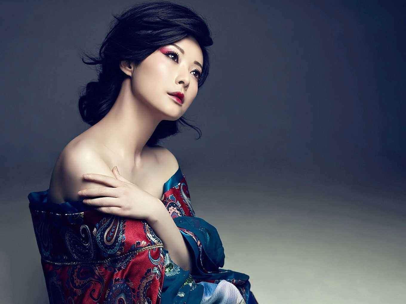 袁立深夜发自己辣妹照片网友晒了一张更辣的