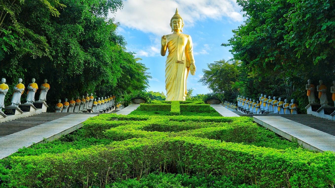 傣族男孩到了8-10岁都要入寺去过僧侣生活,但是很少去到这座佛寺