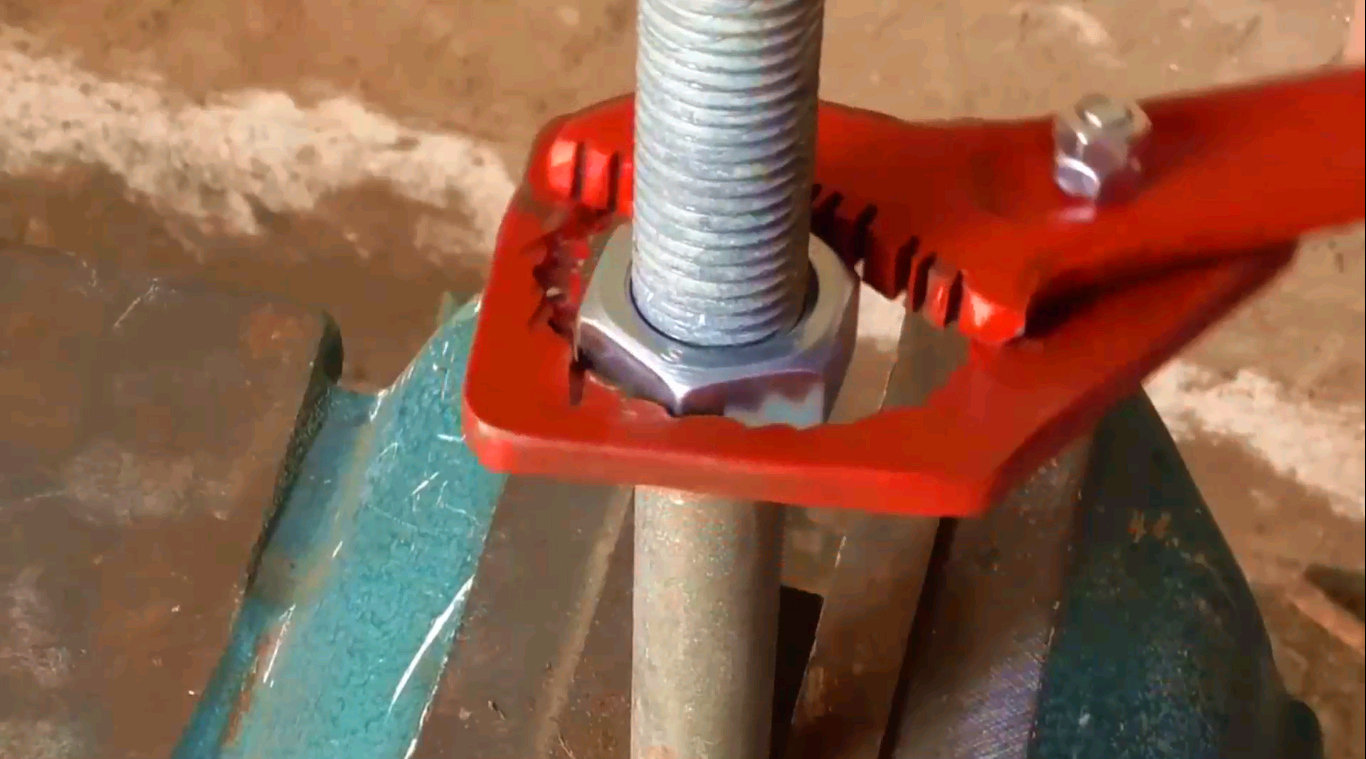 小伙自制车间神器,拧螺母就是这么轻松