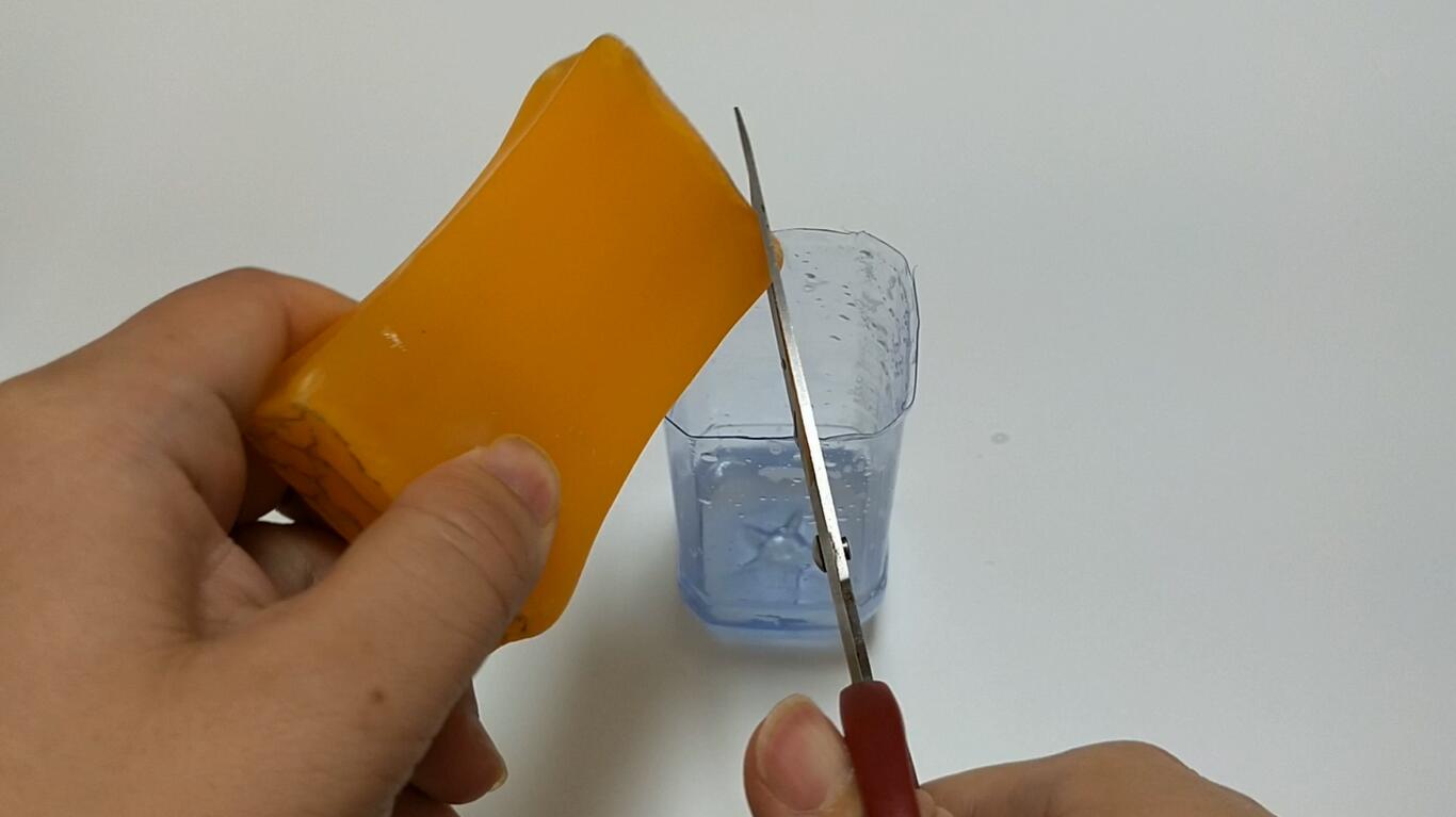 教你自制灭蚊器,比买的效果都好.准备一个塑料瓶.