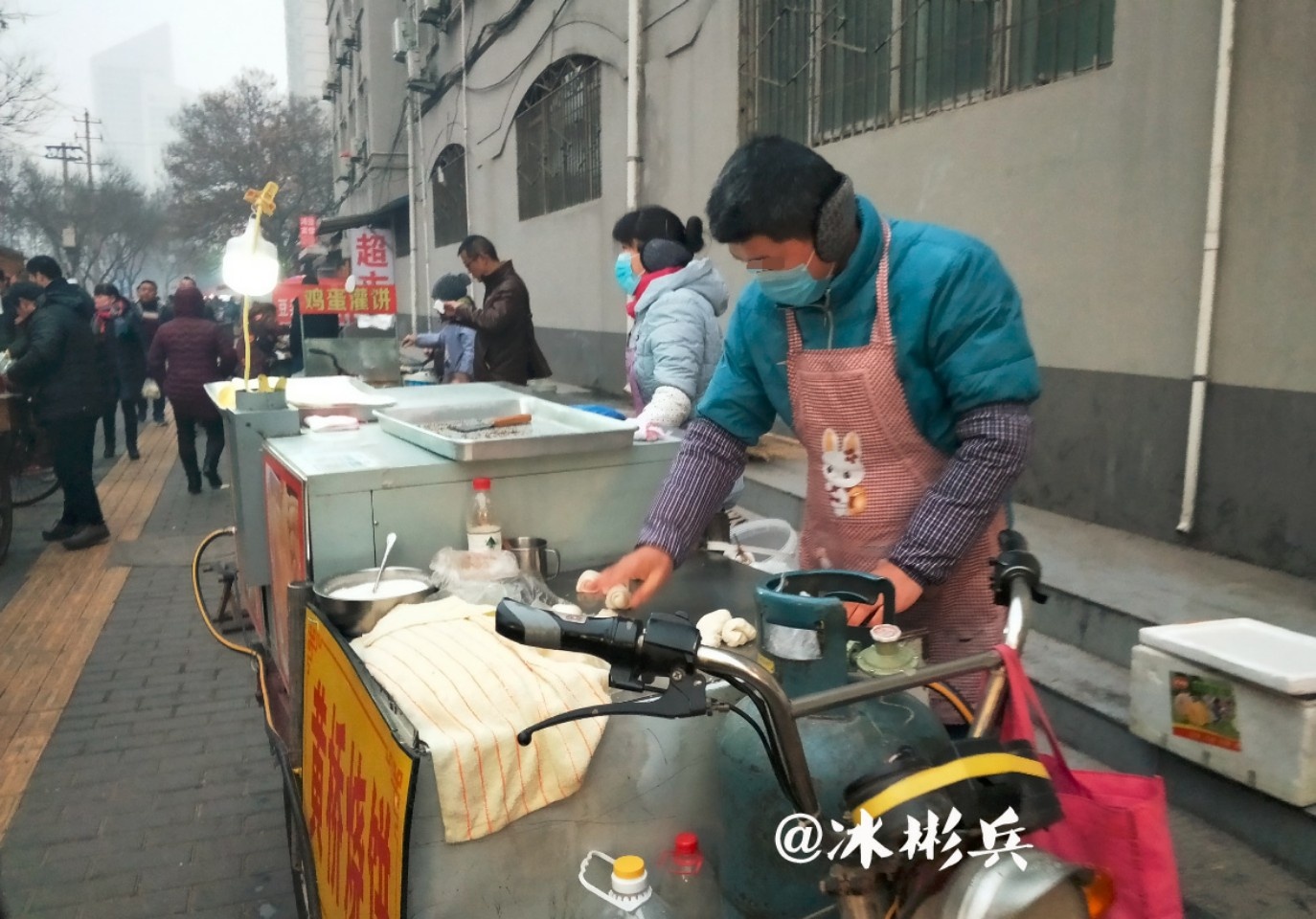 凌晨5点就来医院门口守着卖早餐的夫妻,推着三轮车,看的人心酸