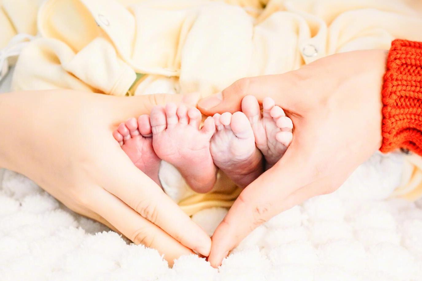 何炅陪伴谢娜生产,称谢娜含着眼泪亲宝宝,这样深的友情太罕见!