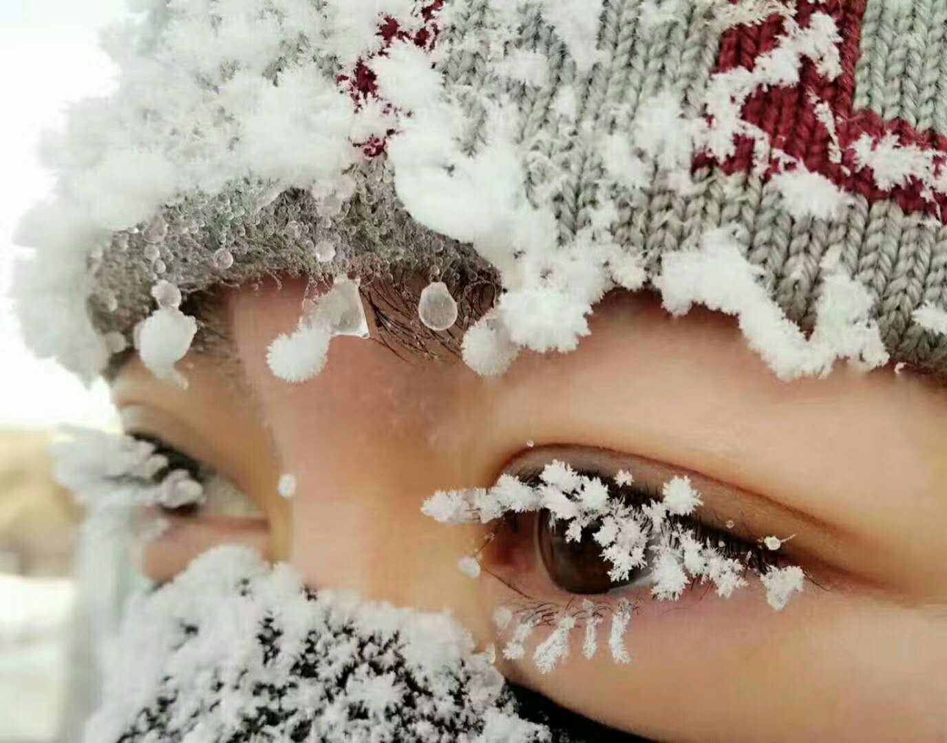 滴,雪地里穿夏装,走着走着身后留下深深的脚印,全副武装睫毛都结冰