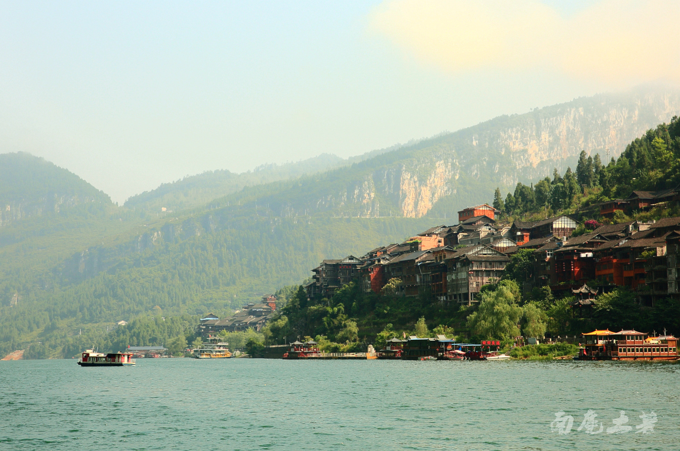 龚滩古镇,这个有着千年历史的土家村寨,点缀在乌江画廊的精华一段,有