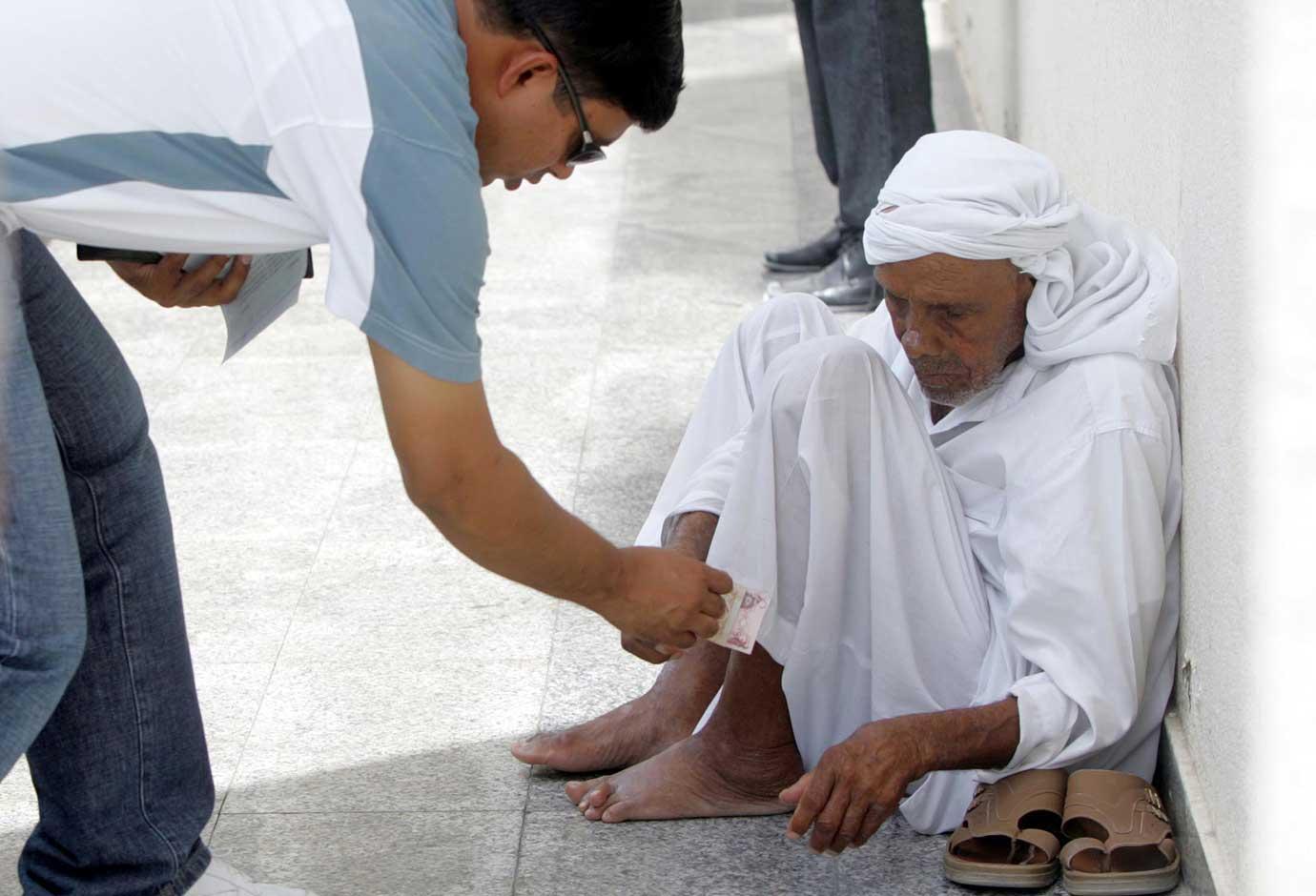 2万:迪拜百名乞丐被关押后遣返,乞讨所得不予追究