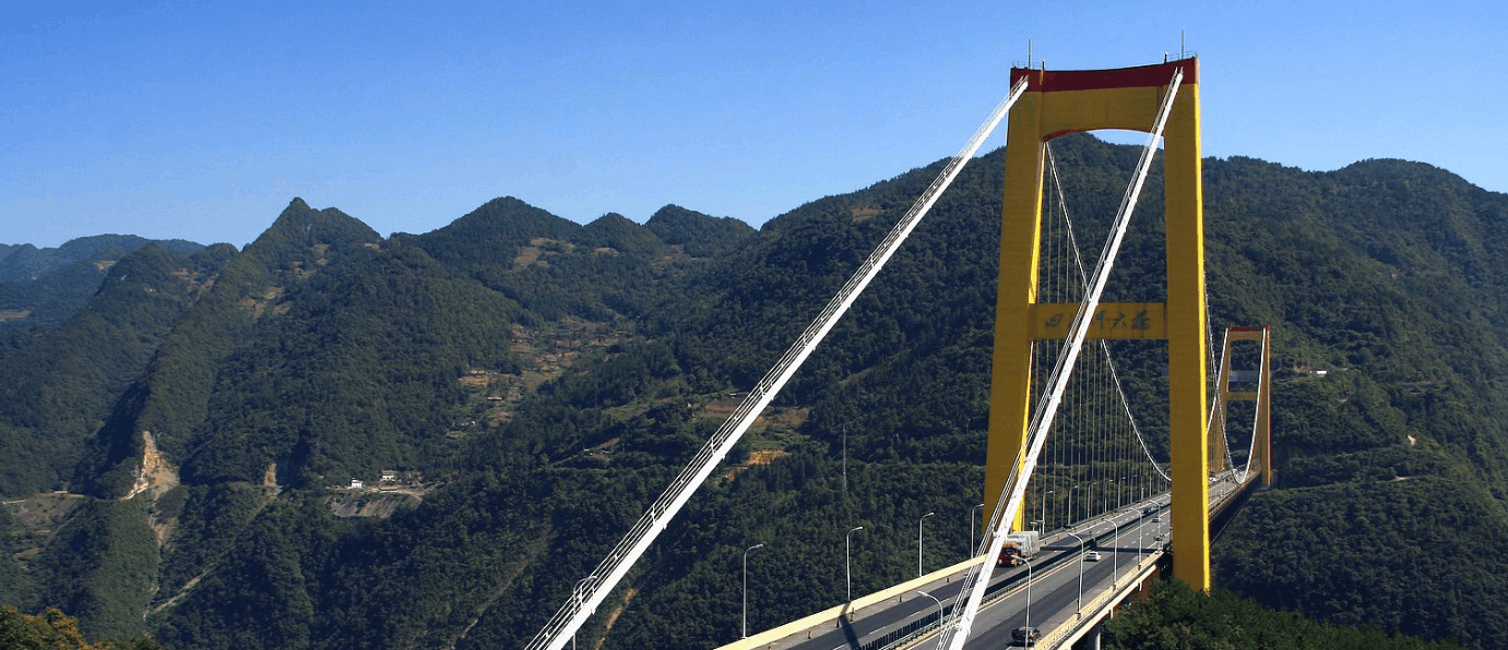 全球最长悬索桥: 10亿造价200层楼高, 动用火箭飞跃峡谷