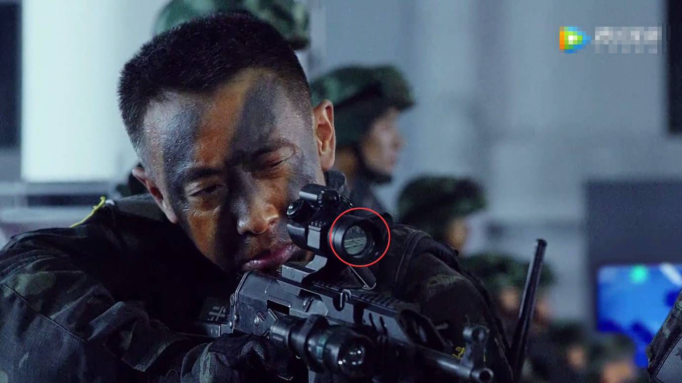 《利刃出击》穿帮镜头 收音话筒太抢镜