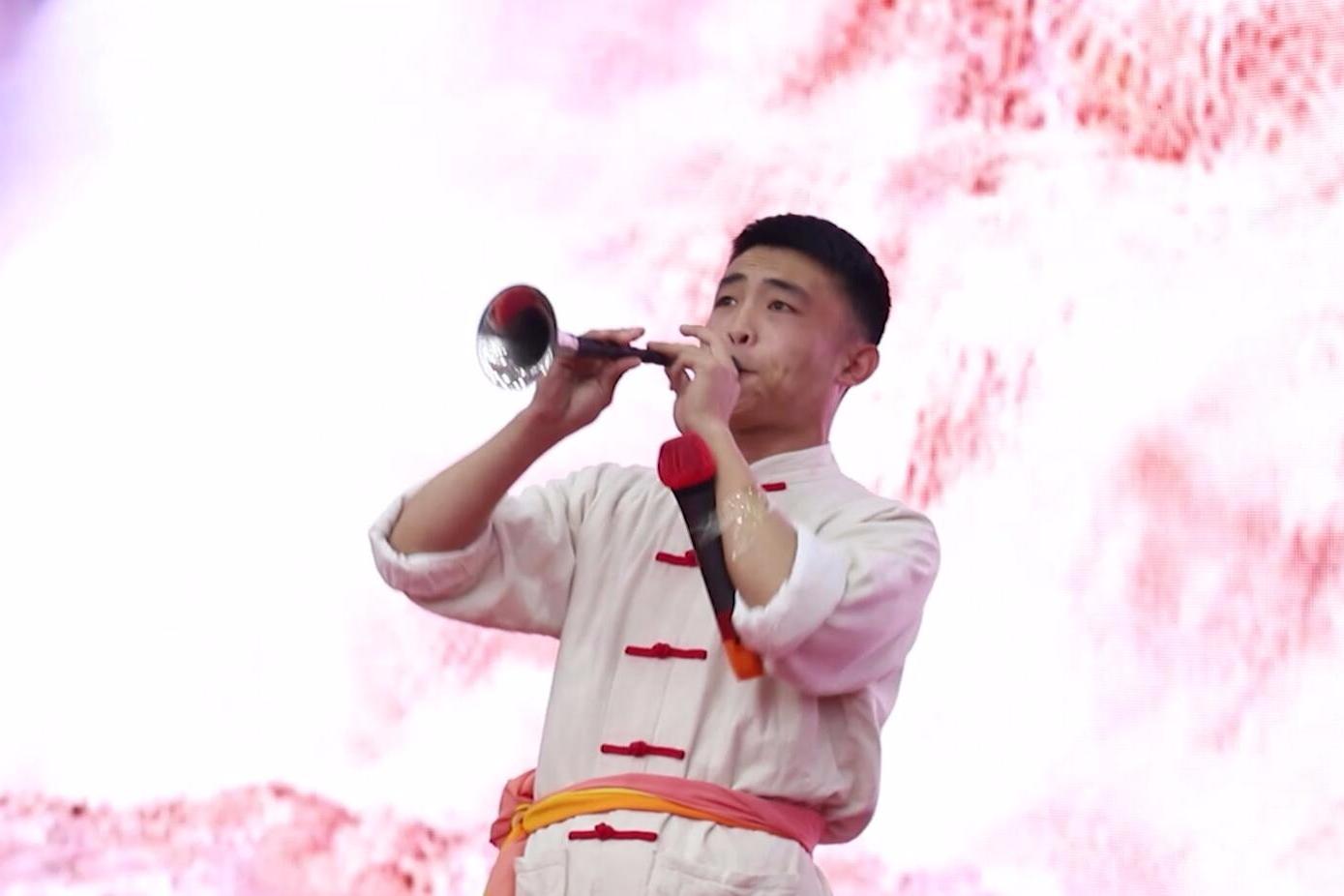 精彩的唢呐表演,一上台便迎来掌声,让人回味无穷