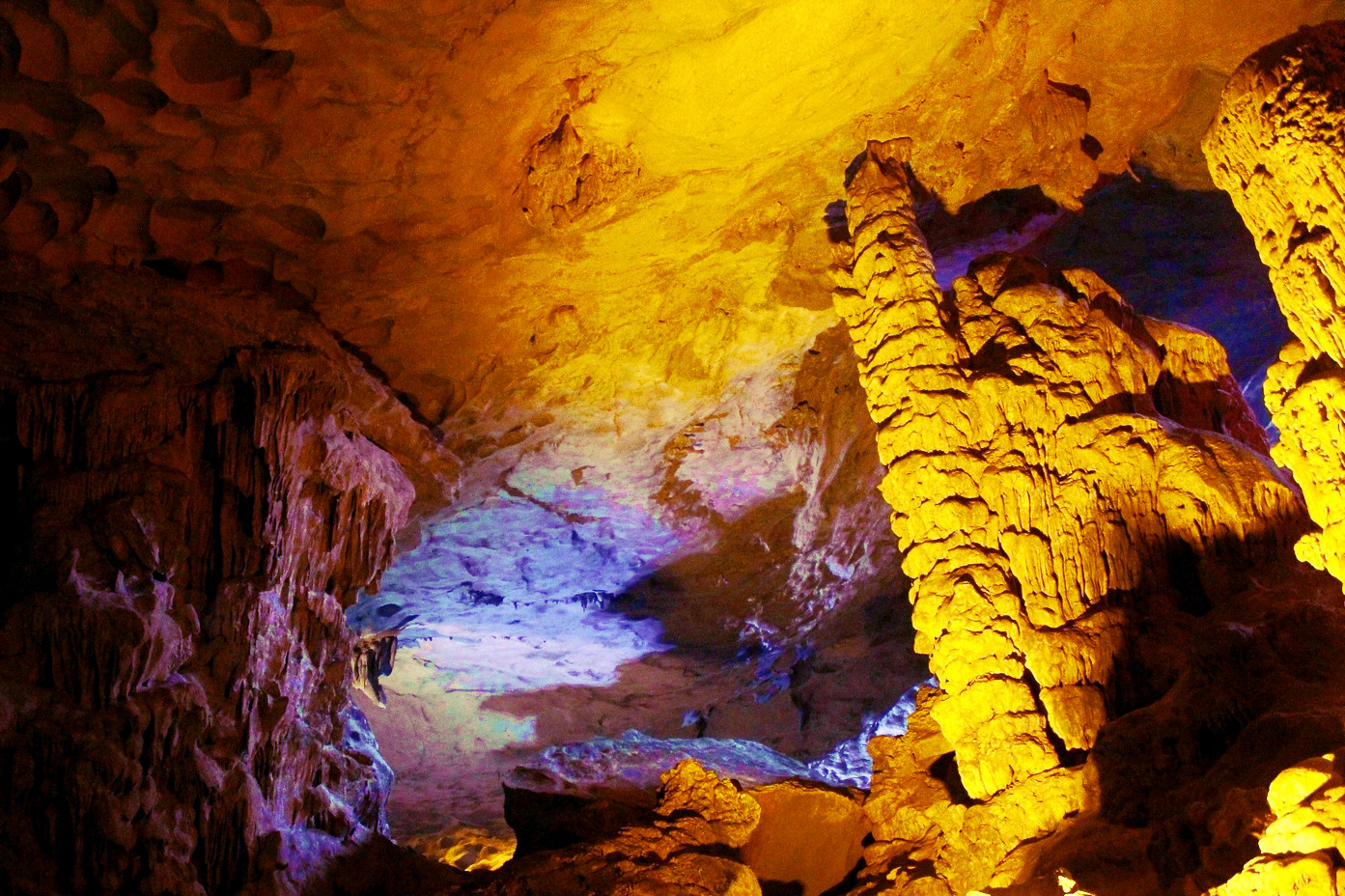 下龙湾的天宫洞