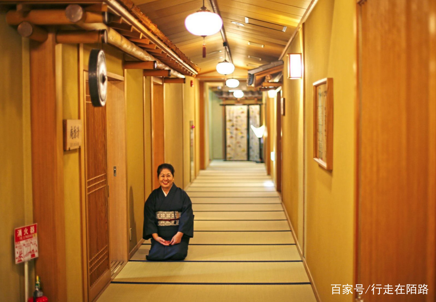 把细节做到极致:全程跪式服务不收小费,一个可怕的民族