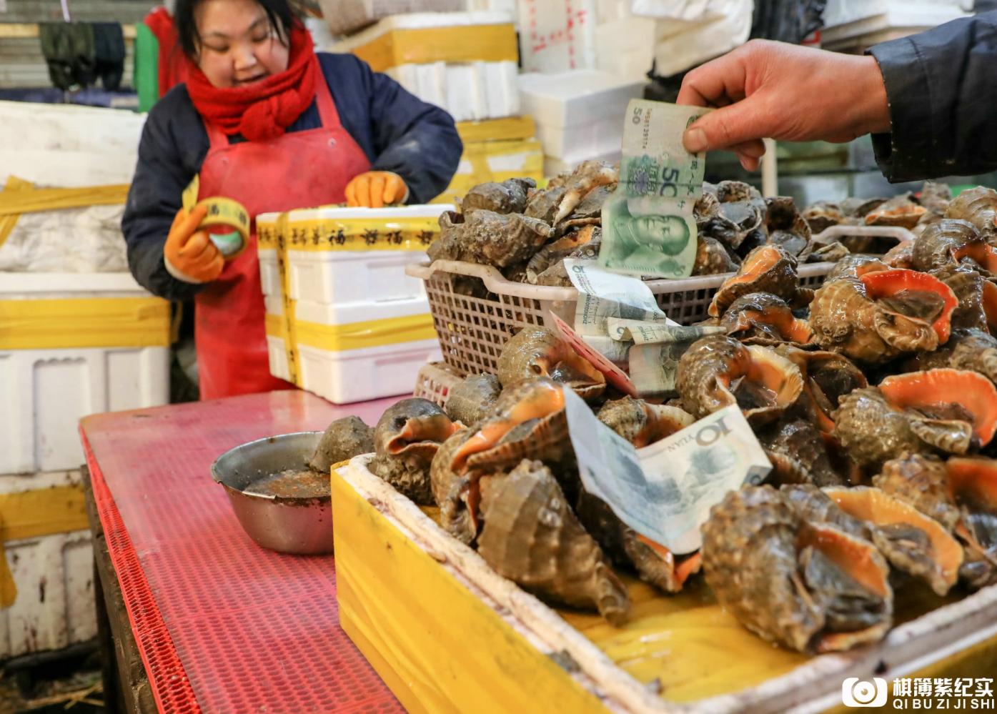 海鲜年货卖"疯"了: 20斤海鱼一天卖上百条, 大虾30元一个