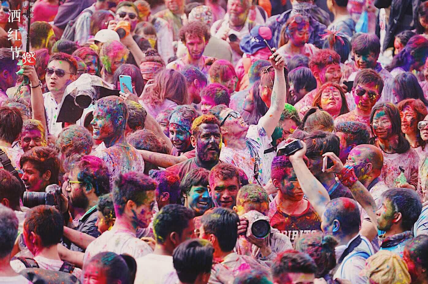 尼泊尔洒红节: 全民狂欢互撒粉末, 首都成彩色世界|尼泊尔|彩色世界|