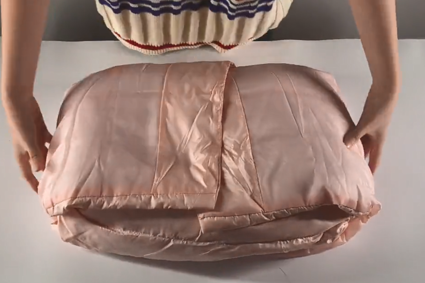 冬天羽绒服这样叠,整齐漂亮还省空间,再多厚衣服也能装进衣柜里