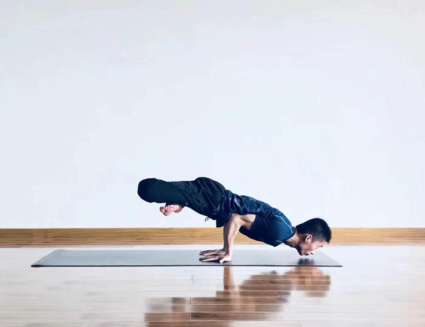 盘腿坐姿,双手放腰部两侧上,屈手肘,小臂垂直于大臂,身体重心向前倾