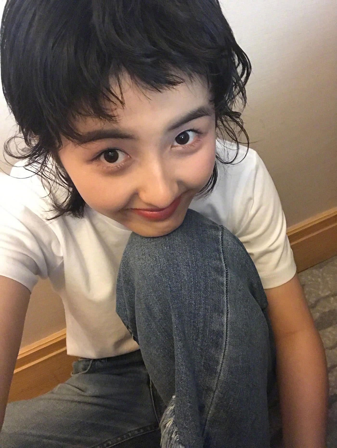 17岁的张子枫短发好像换了个人,网友:最后一张确定不是郭采洁?
