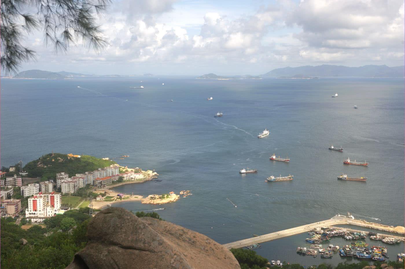 外伶仃岛在珠海香洲东南部,西距珠海市区27.