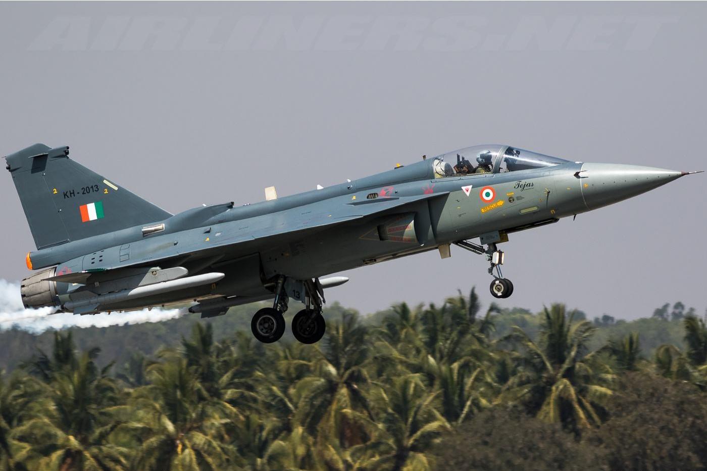 印度国产战机即将量产,安全堪忧,竟请多国将军前来试驾!