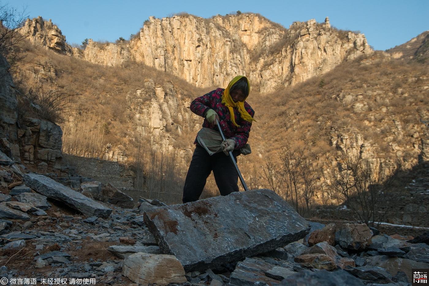 女子陪丈夫深山采石40年, 用钢丝绕树上运3百斤石板