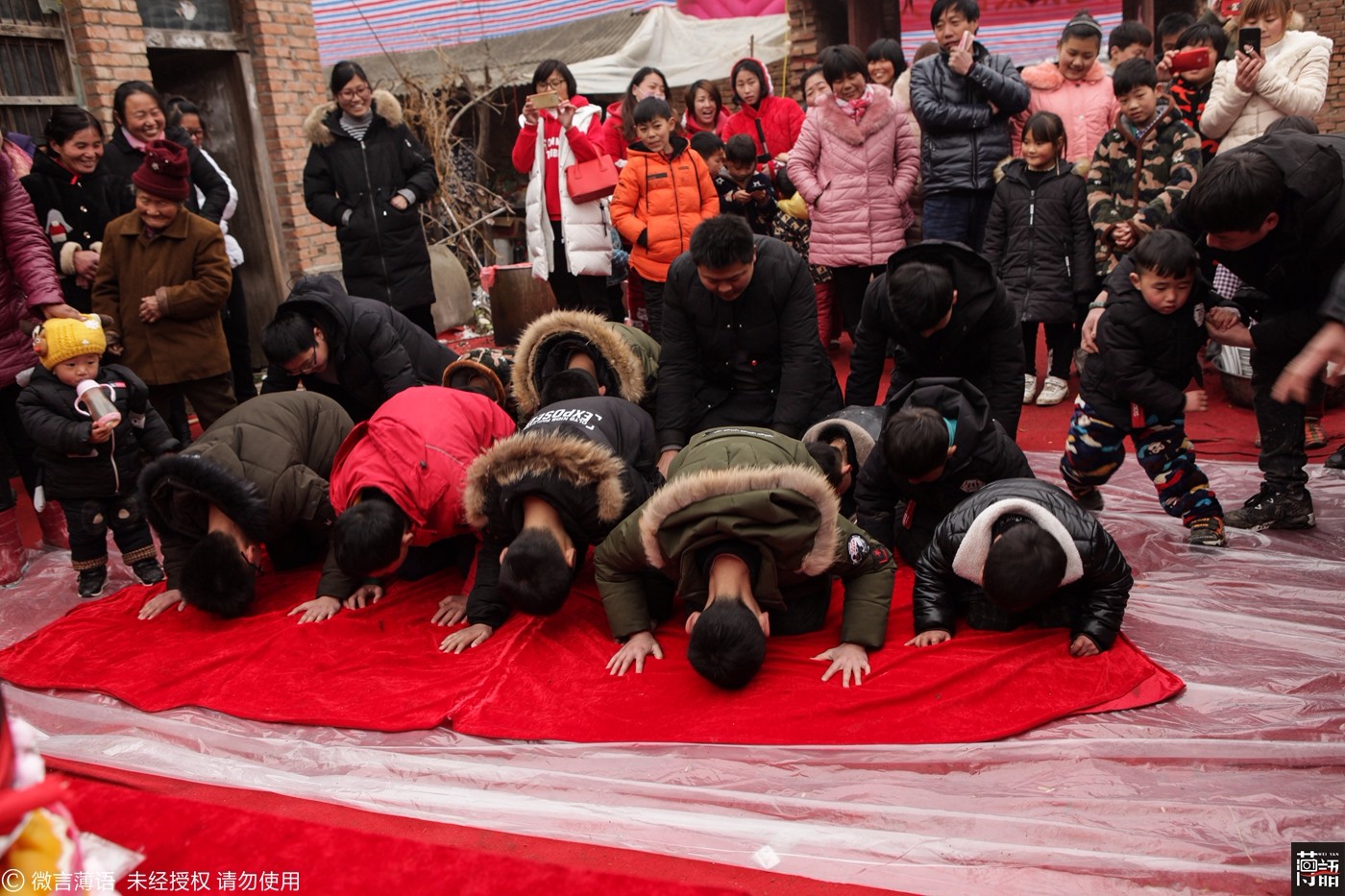 河南百岁老人举办寿宴 200多名晚辈排队磕头