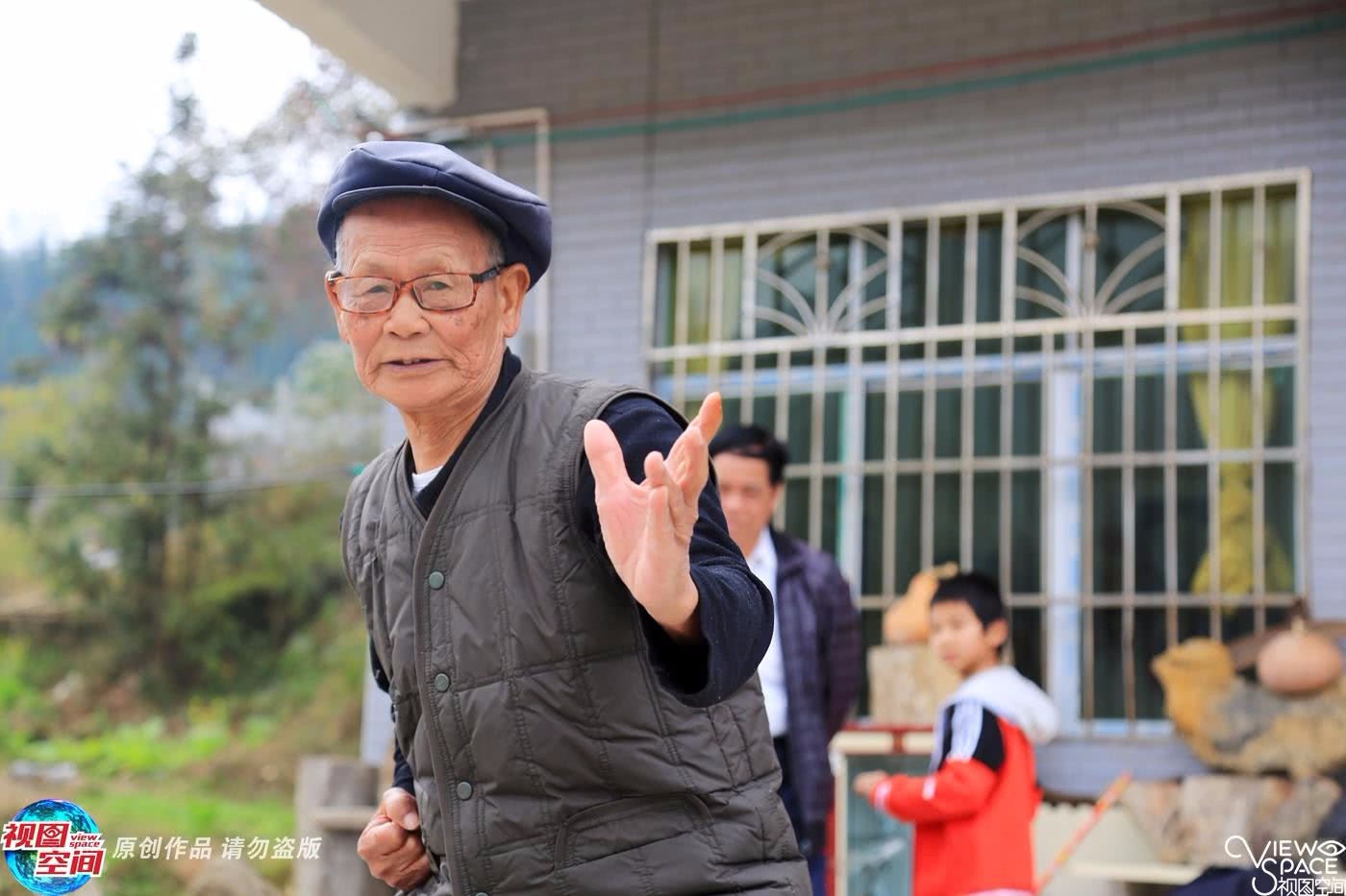 同门师兄弟练狼兵拳60年堪比“战狼” 动作虎虎生威|狼|战狼|师兄弟_新浪新闻