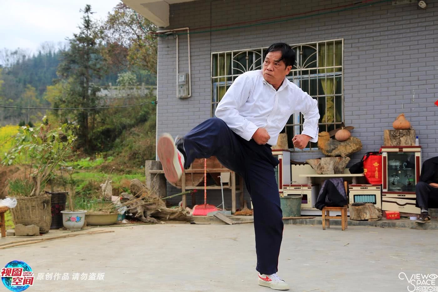 同门师兄弟练狼兵拳60年堪比战狼动作虎虎生威