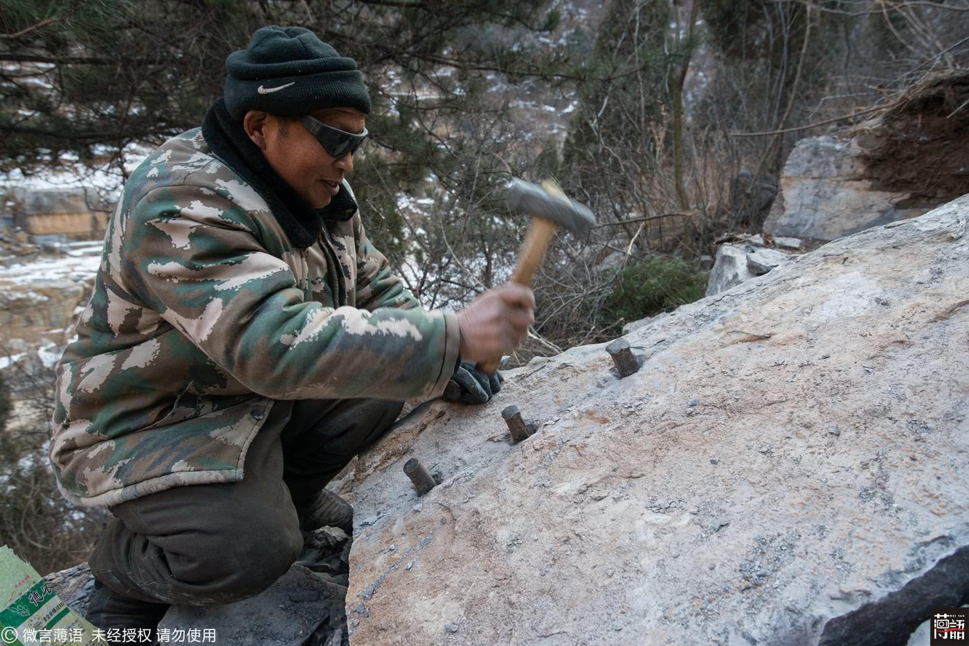 女子陪丈夫深山采石40年, 用钢丝绕树上运3百斤石板