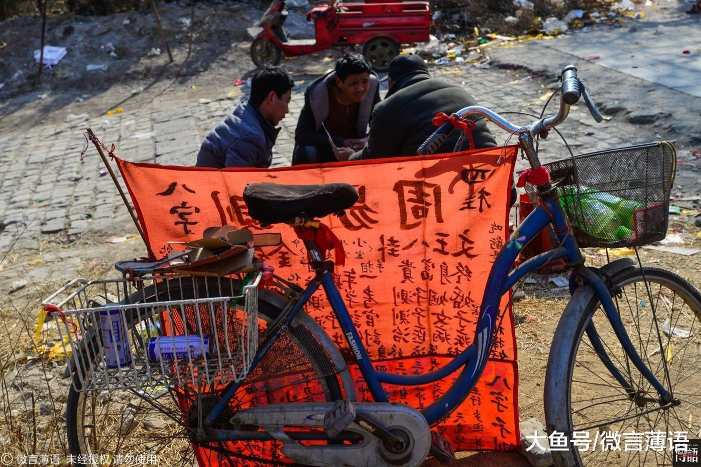 十平米六个算命先生, 摊前摆文凭引游客排队占卜