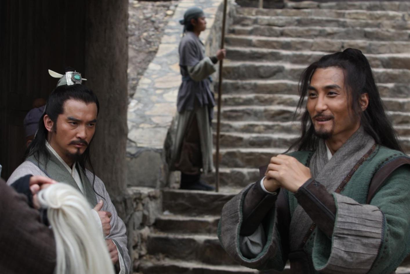 紧要关头林冲出现了: 那来军正是豹子头林冲,在马上大喝道:"兀那婆娘