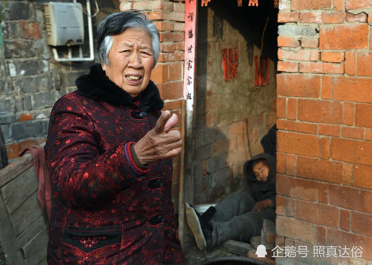 76岁老人寒风中晒太阳取暖,吃百家饭度日