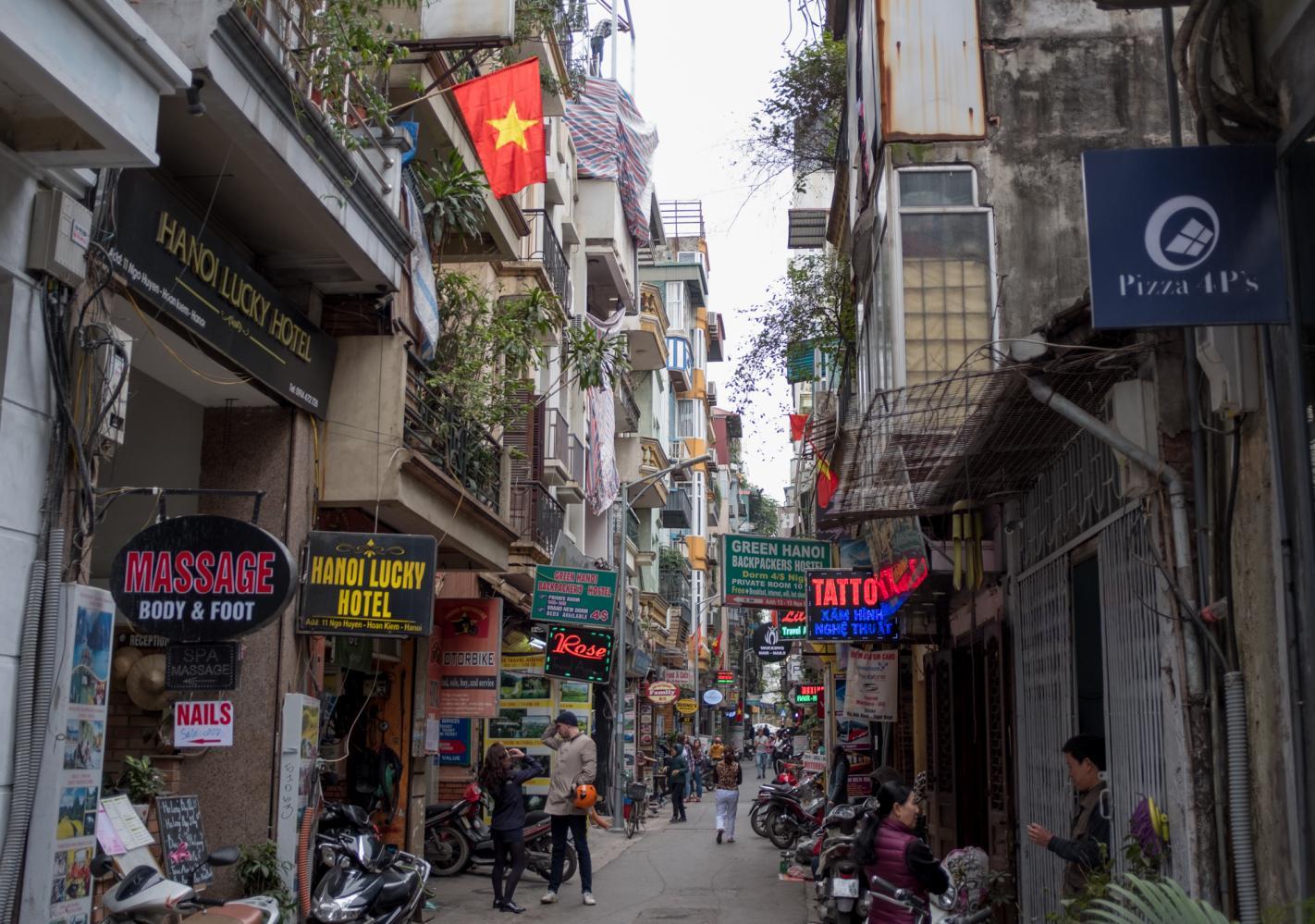 越南街头实拍,古建筑上全是中国字,可却没几个越南人认识