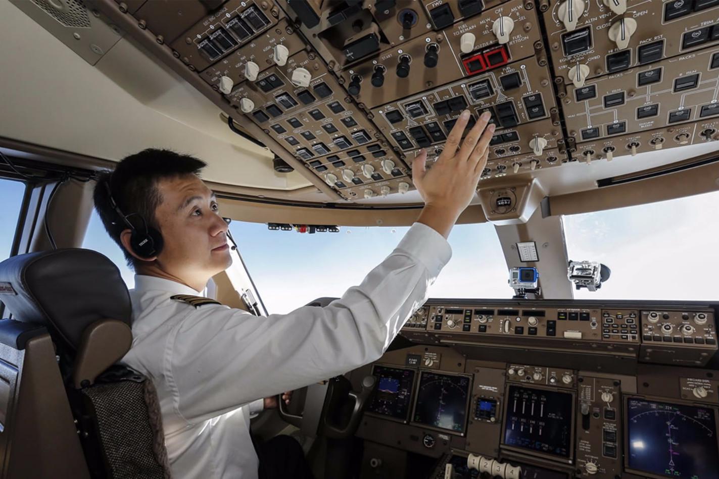 民航客机的机长,在飞机上都吃什么?看完才知道乘客有多可怜