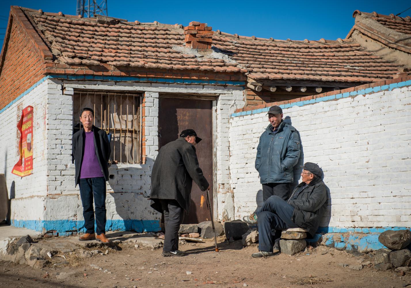 小县城的老年人生活: 骑着电动车聚在一起晒太阳, 每天定时定点