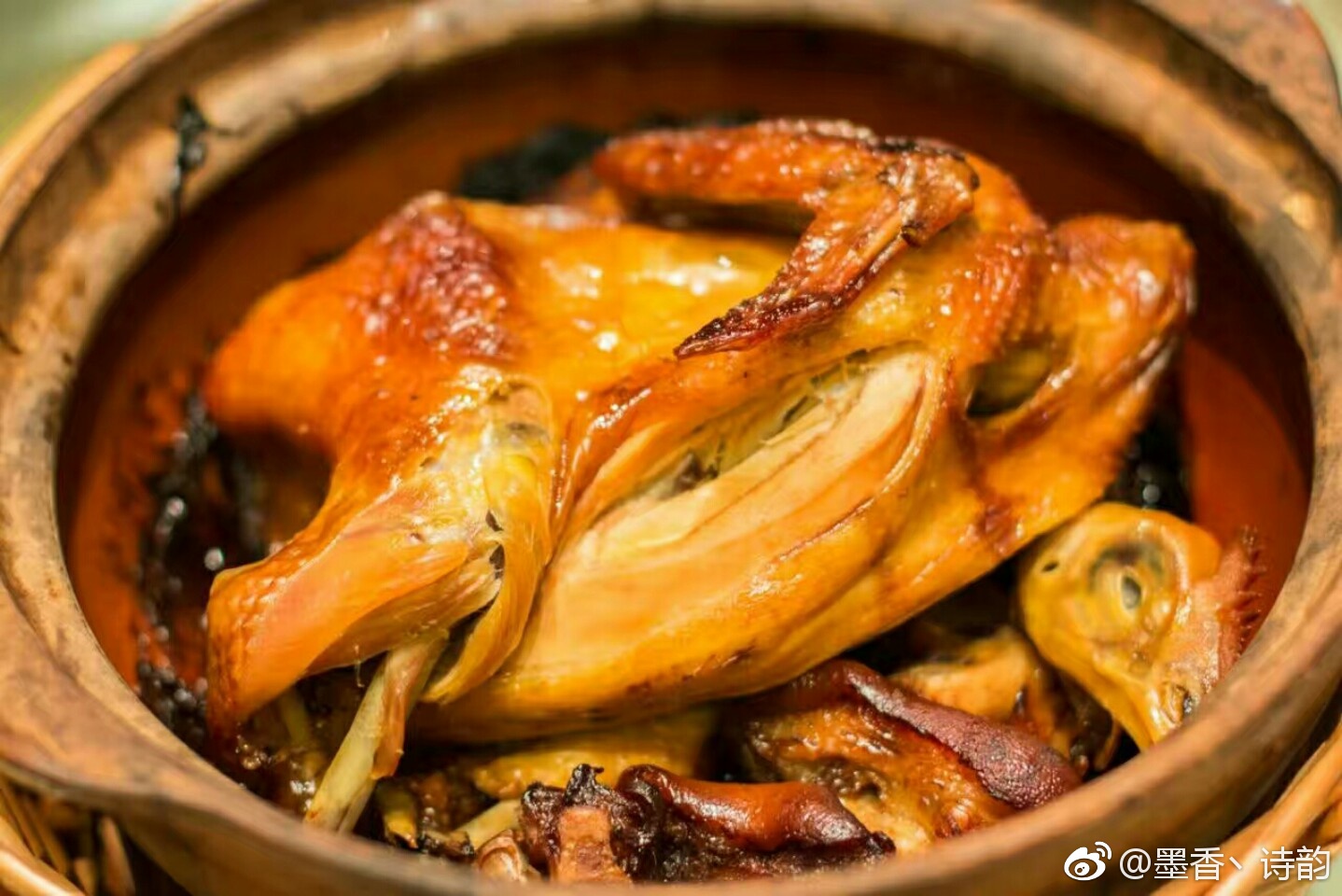 金华的菜系是浙菜中非常重要的一笔,不管是肉质外酥里嫩的碳烤鸡,还是