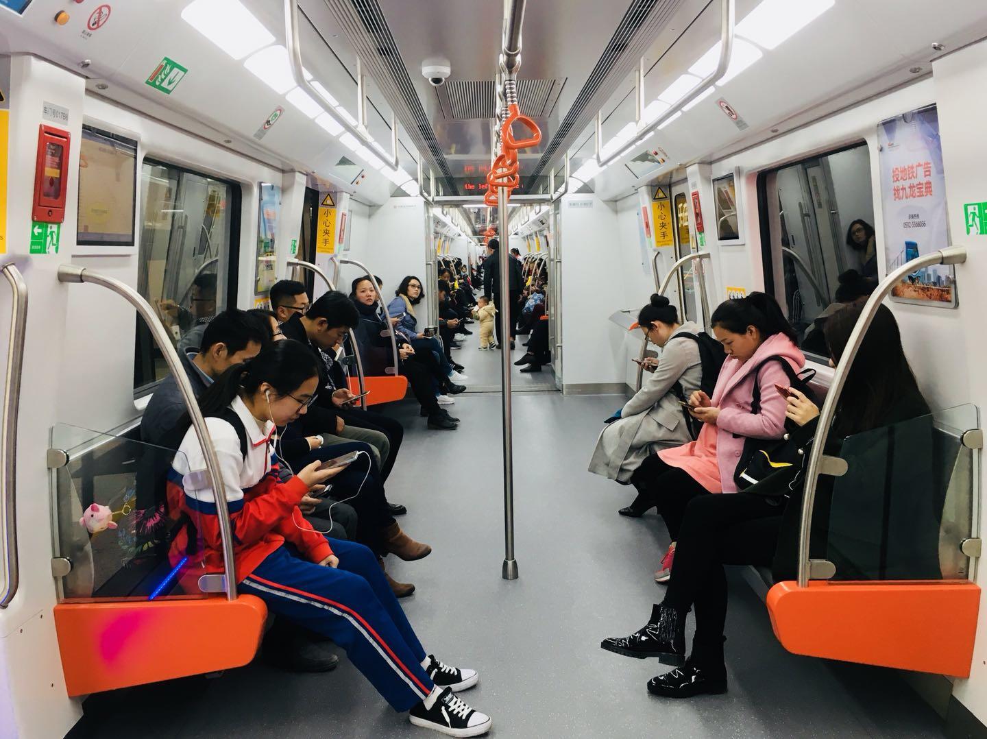 走红近1个月的厦门地铁,游客称:座位太滑了!