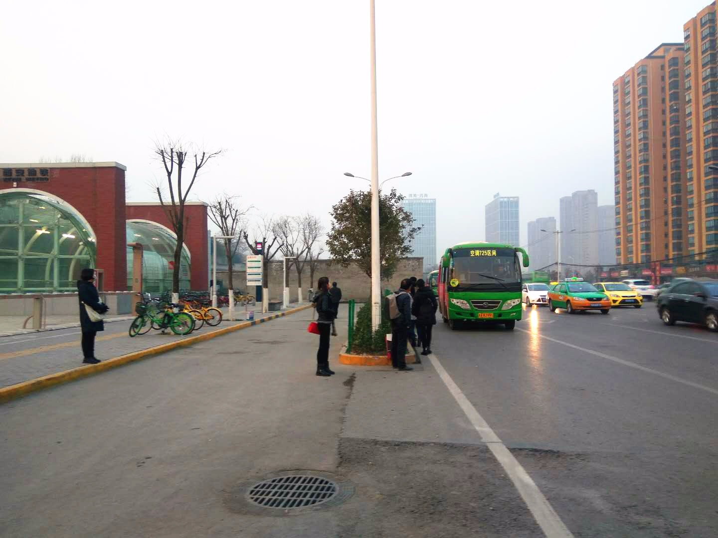 西安鱼化寨地铁口好好的人行道成了断头路 谁之过?