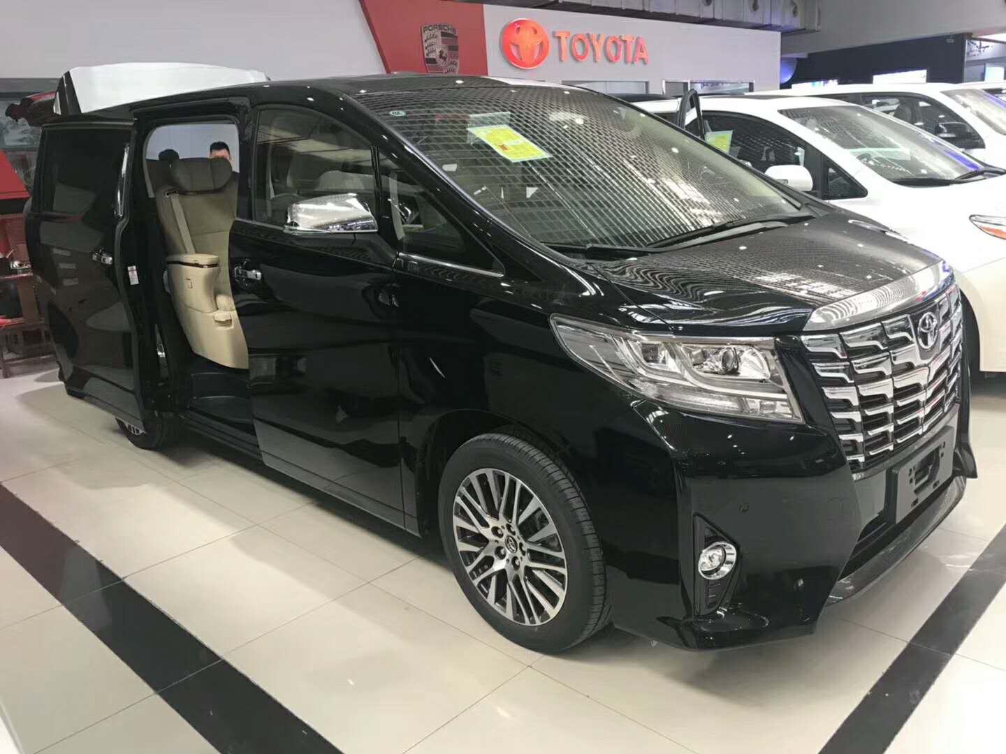 2017款丰田埃尔法商务车与那些粗犷的美式"保姆车"不同,埃尔法显然