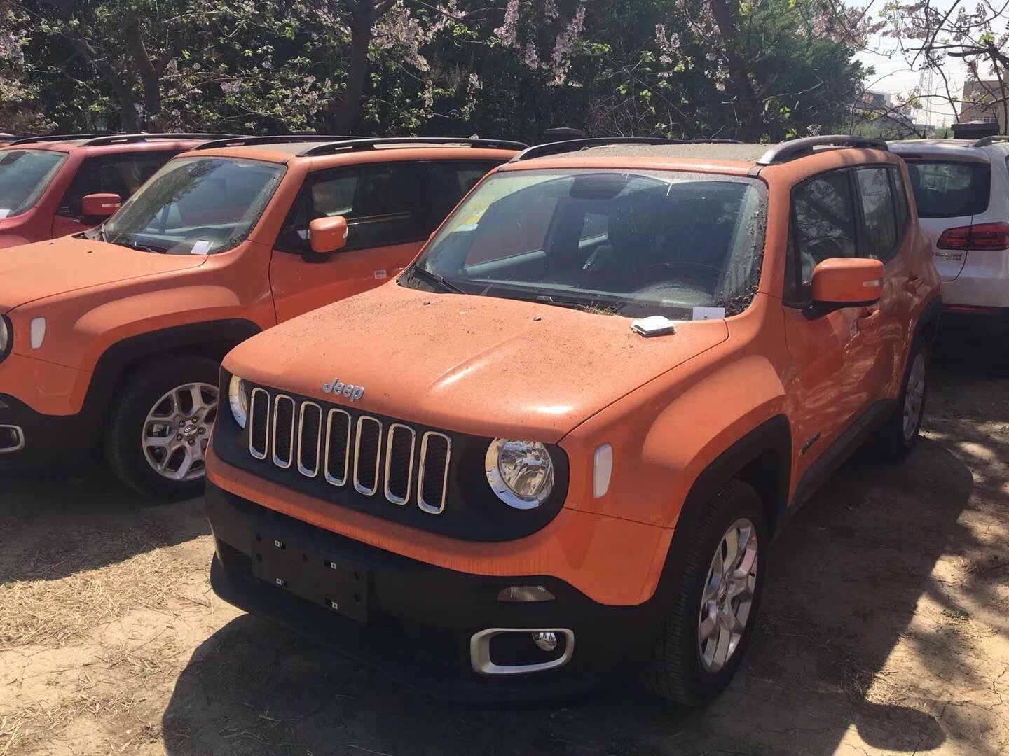 偶遇大批17款自由侠库存车,工作人员:过年不压货,统统4折处理