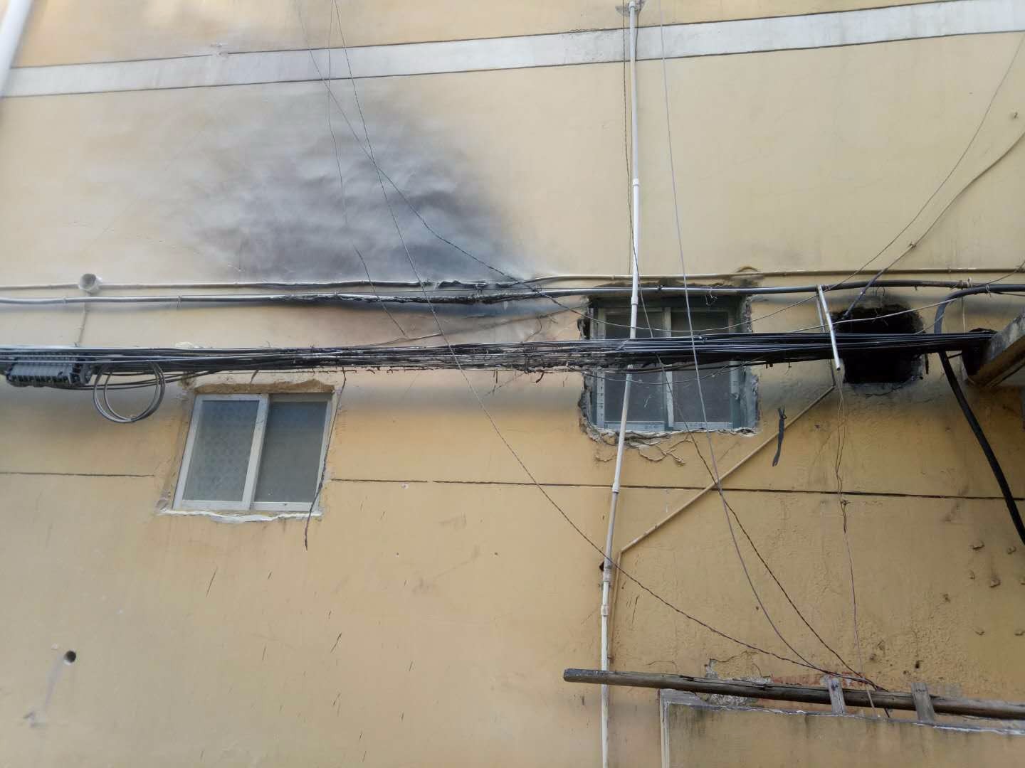 小区电线突发着火 九江共青消防成功处置