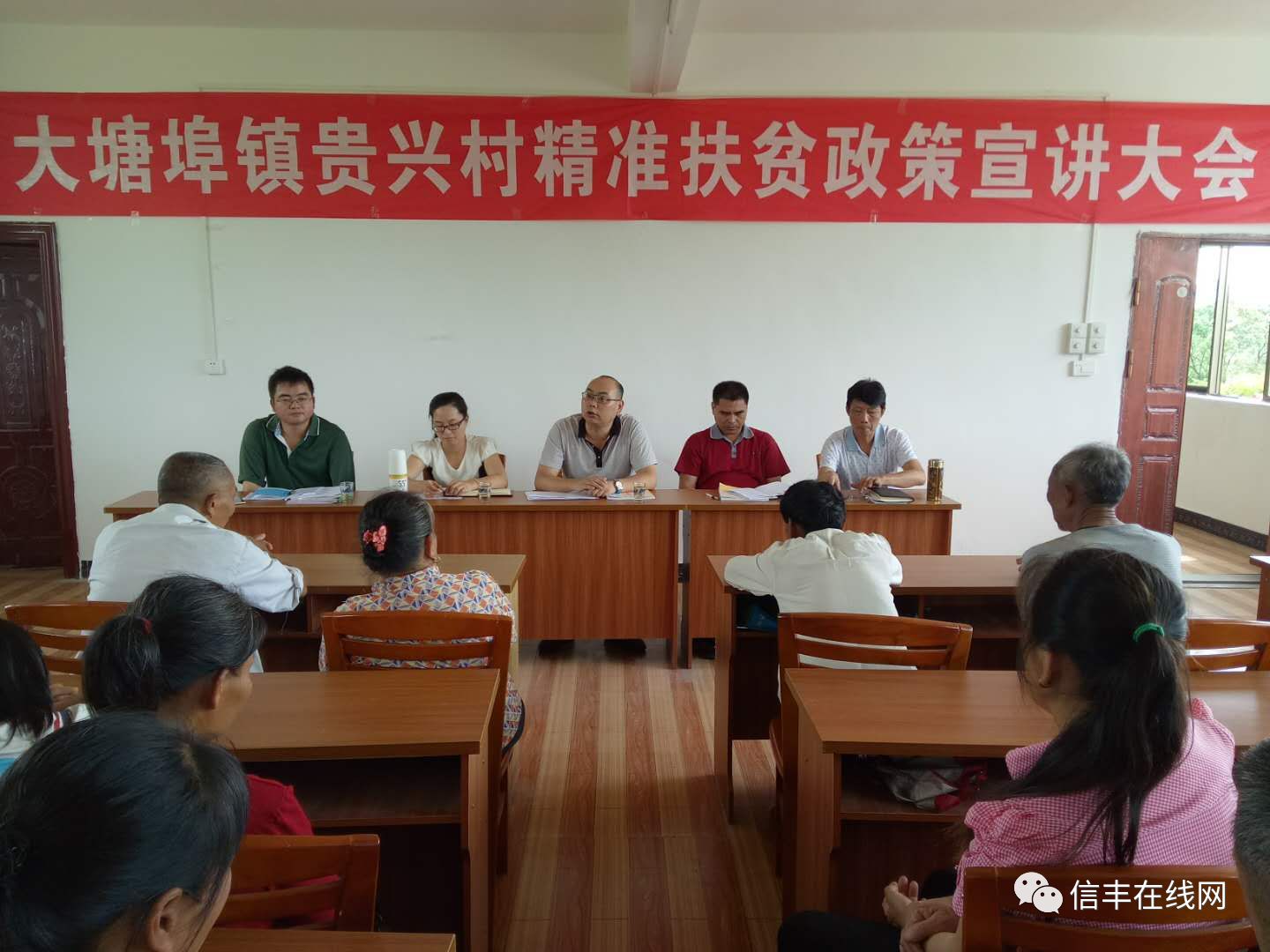 信丰县这位独臂第一书记在大塘火了……究竟是因为什么?