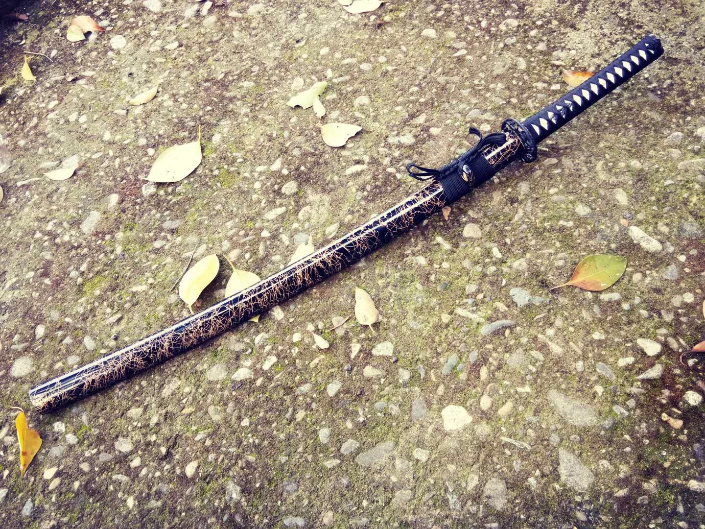 欣赏现代风格的武士刀