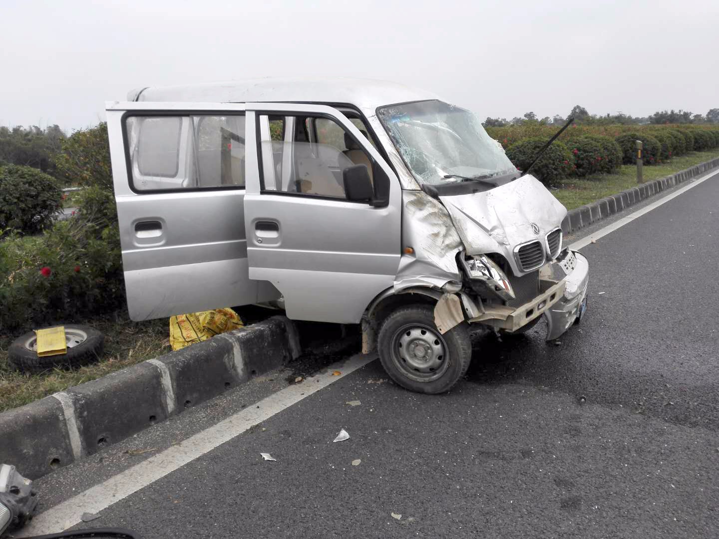 高速路上面包车操控失误撞上绿化带