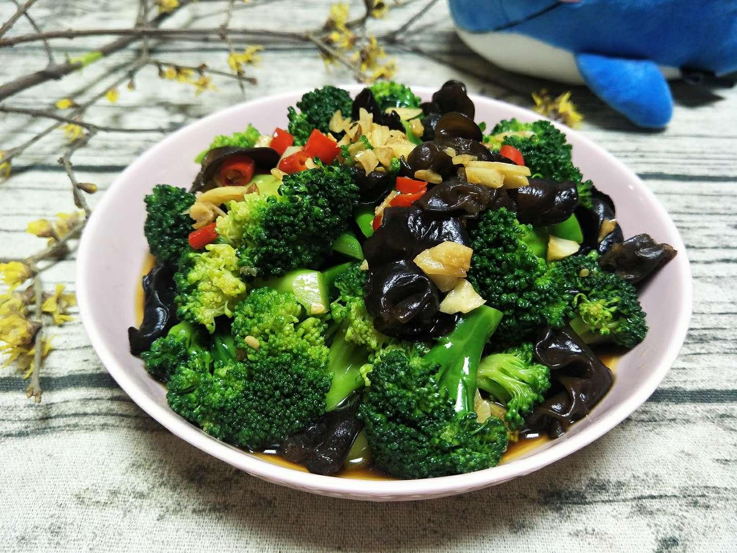 无人能抵挡的西兰花拌木耳,5分钟就可轻松搞定,脆爽又开胃