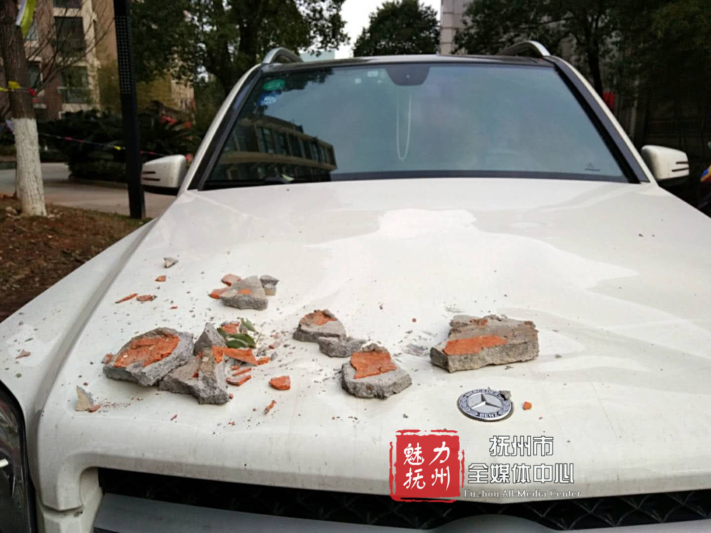 抚州伟星小区外墙砖脱落砸中奔驰车