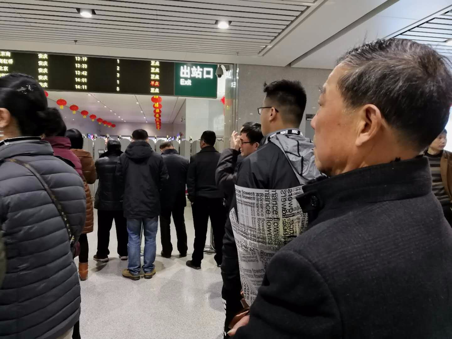 7旬老人情人节手捧玫瑰花 车站门口等着那个她